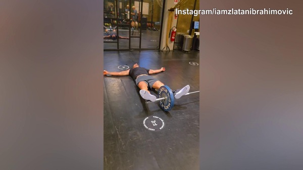 Ibra parte 2 in palestra: l'ex attaccante "crolla" dopo le fatiche..