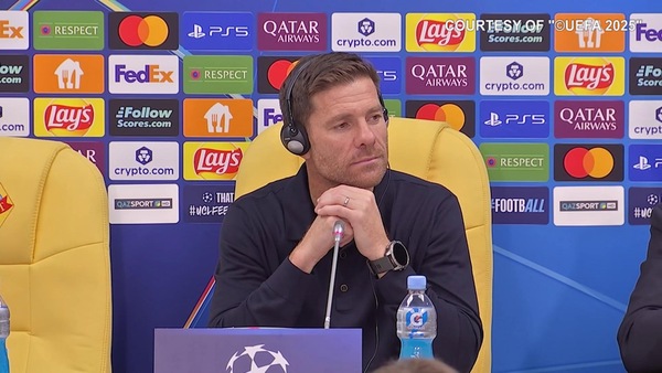 Incredibile Real Madrid: un giornalista del Kairat Almaty regala un pesce a Xabi Alonso