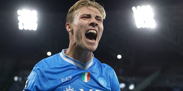 Napoli, urlo Hojlund: doppietta e Sporting ko. Psg in extremis sul Barça, pari City