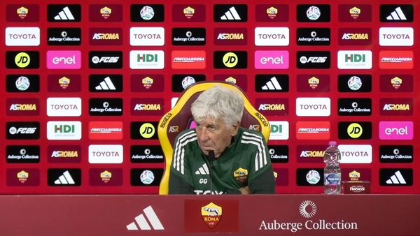 Incredibile, un gatto interrompe la conferenza a Trigoria. Gasperini se la ride: "Mitico..."