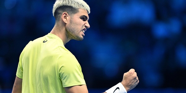 Alcaraz soffre, poi rimonta Fritz in quasi tre ore: semifinale alle Nitto ATP Finals a un passo