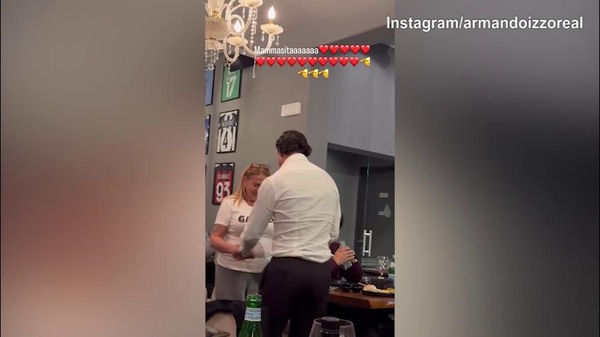 Izzo, romantico ballo con la mamma