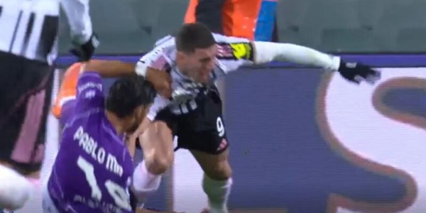 Vlahovic umilia Pablo Marì, rigore solare ma il Var Guida e Doveri oltre l'imbarazzo: fallo contro!