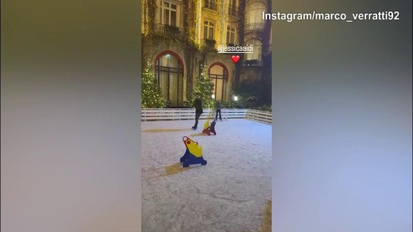 Lady Verratti, giro sulla pista di ghiaccio con...un cagnolino in braccio