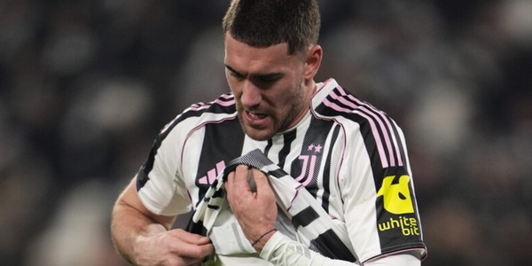 Vlahovic operato a Londra: il comunicato della Juve e quando potrà tornare in campo DV9