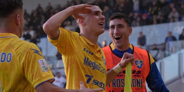 Il Monza rallenta, solo un pari con il Sudtirol: il Frosinone lo raggiunge in vetta