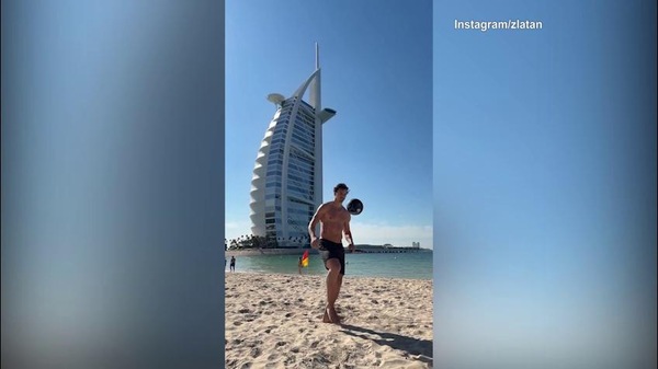 Ibrahimovic dà spettacolo in spiaggia