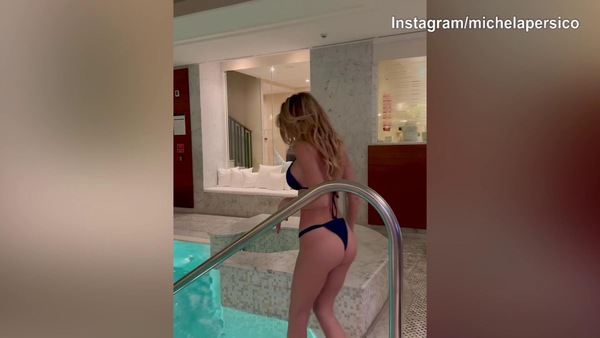 Michela Persico, il bagno in piscina manda in delirio i follower