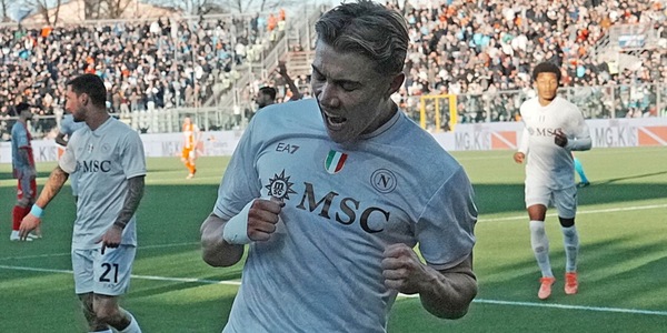 Hojlund trascina il Napoli, doppietta show alla Cremonese: Conte a -1 da Allegri