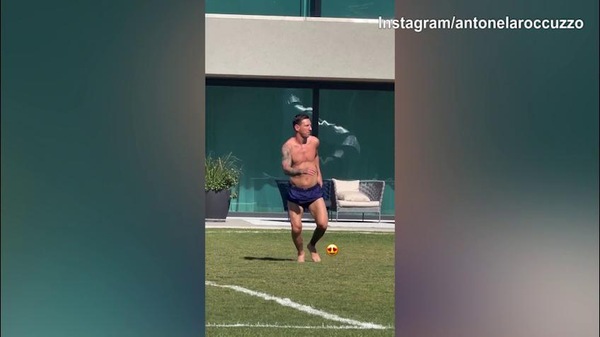 Argentina, Messi non perde il "vizio": eccolo a casa con il suo amico..pallone
