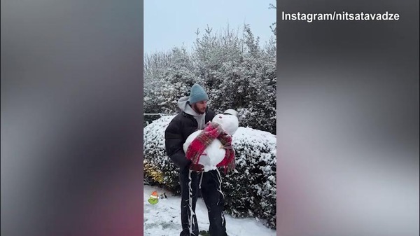 Psg, Kvara si diverte sotto la neve con il pupazzo