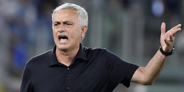 Mourinho furioso per la figuraccia: Benfica costretto al ritiro "e spero non dormano tutta la notte"