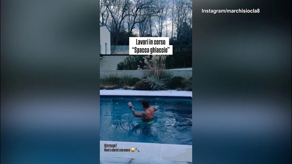Pazzesco Marchisio. Nell'acqua gelida a spaccare il ghiaccio
