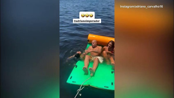 Adriano è un disastro in acqua e il figlio se la ride