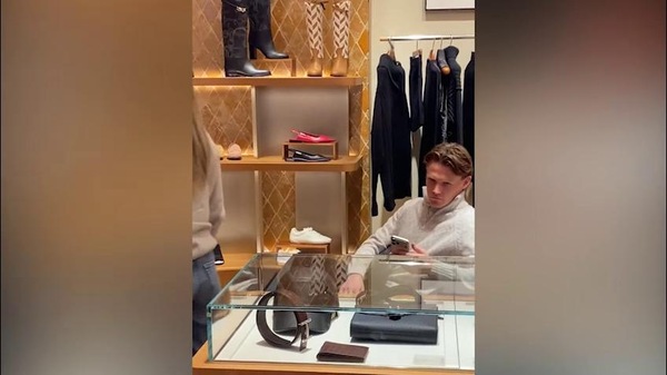 McTominay e la fidanzata fanno shopping