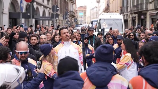 Ibrahimovic con la fiaccola, la posa è come per un gol
