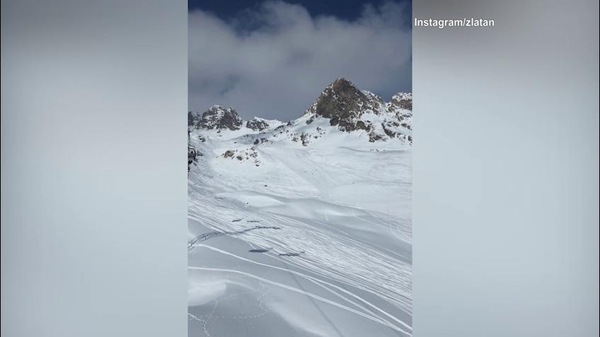 Ibrahimovic sulla seggiovia con lo snowboard