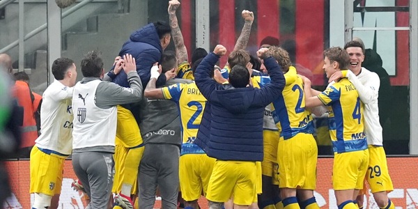Milan ko, festa Parma: Troilo gol, Piccinini convalida col Var. Fuga Inter, Chivu a +10 su Allegri!