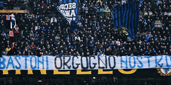 "Bastoni orgoglio nostro": l'incredibile striscione dei tifosi dell'Inter