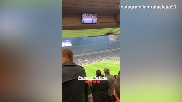 Milan in rete, Leao festeggia dalla tribuna
