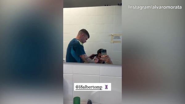 Alvaro Morata, parrucchiere fatto...in casa: è Alberto Moreno!