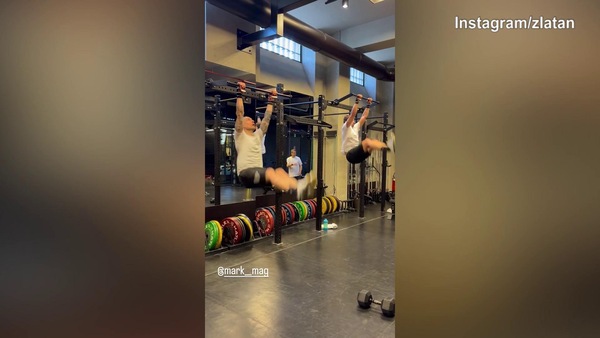 Ibrahimovic, allenamento alla sbarra per gli addominali