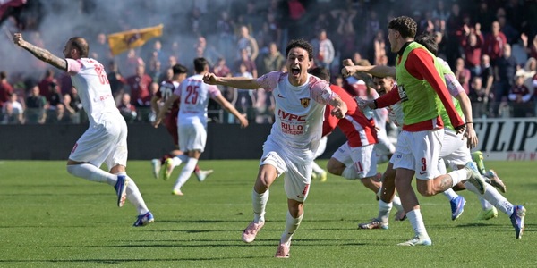 Benevento in festa, è di nuovo in Serie B dopo tre anni: a Salerno la vittoria decisiva