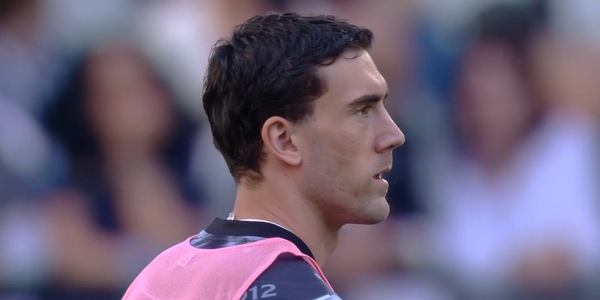 Vlahovic ko, testa bassa dopo il riscaldamento: cos'è successo in Juve-Genoa