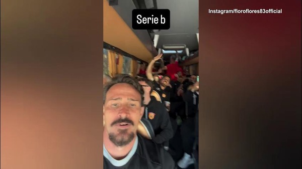 Il pullman del Benevento festeggia il ritorno in Serie B