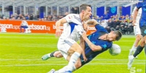 Acerbi tira giù Douvikas e si porta via la maglia: Inter-Como, per Sozza è tutto ok