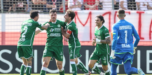 Avellino-Bari, il pronostico: playoff contro salvezza