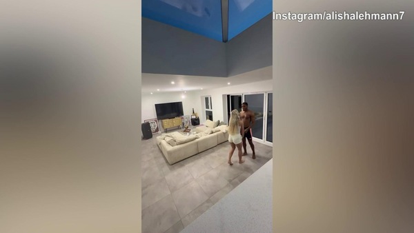 Alisha Lehmann e McKenzie, baci e palleggi in casa