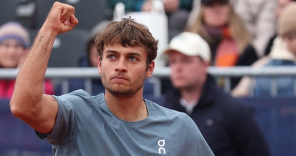 Cuore Cobolli, rimonta Ugo Carabelli e vola al 3º turno di Madrid. Darderi ok, out Paolini