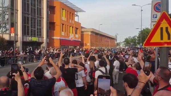 Milan, il pullman arriva a San Siro spinto dai tifosi