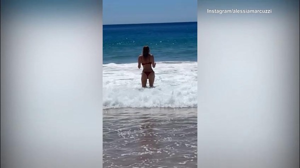 Alessia Marcuzzi in spiaggia in Brasile