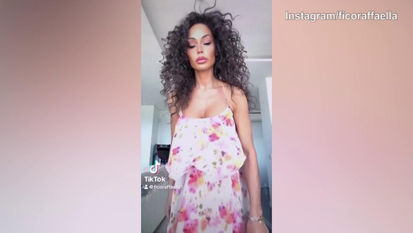Il sexy balletto sui social di Raffaella Fico 'incendia' il web