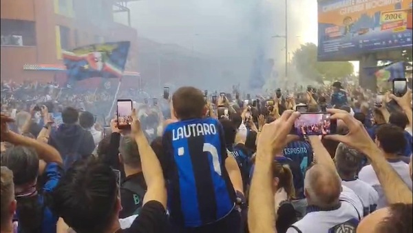 Inter, che delirio a San Siro per l'arrivo del pullman