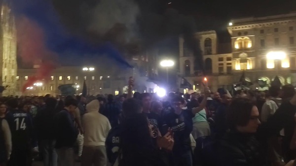 Inter, nottata Scudetto: i tifosi impazziscono in Piazza Duomo