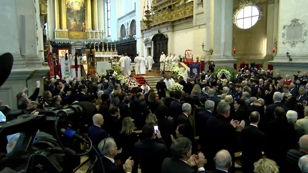 L'ultimo saluto ad Alex Zanardi nella basilica di Santa Giustina