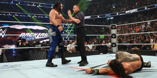 WWE Backlash: Reigns salva il titolo, ma Fatu lo distrugge