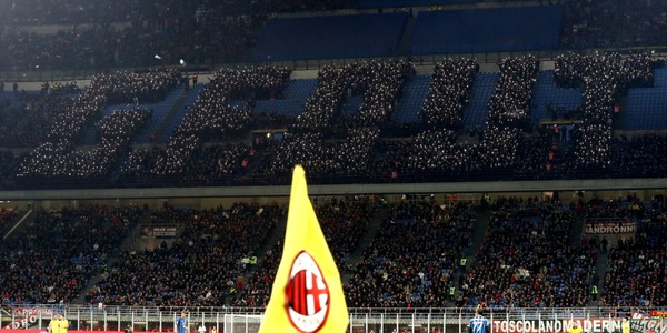 GF OUT: Giorgio Furlani contestato, gigantografia dei tifosi Milan