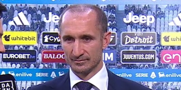 Vlahovic, Chiellini in pressing: "Diverso dagli altri, lavora come avesse 10 anni di contratto"