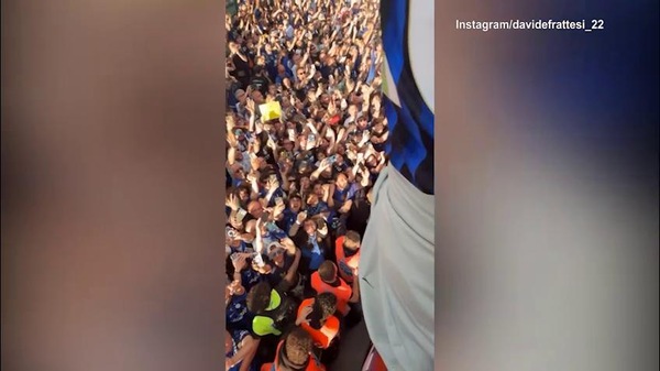 Inter, Frattesi festeggia sul pullman