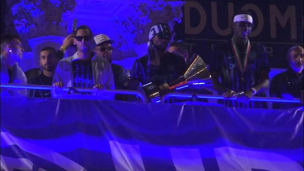 Inter, Acerbi show alla festa Scudetto