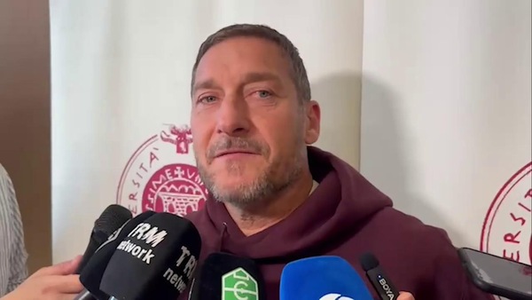 Totti, la solita ironia: "Torno a Roma. Italia assente al Mondiale? Non me lo aspettavo"