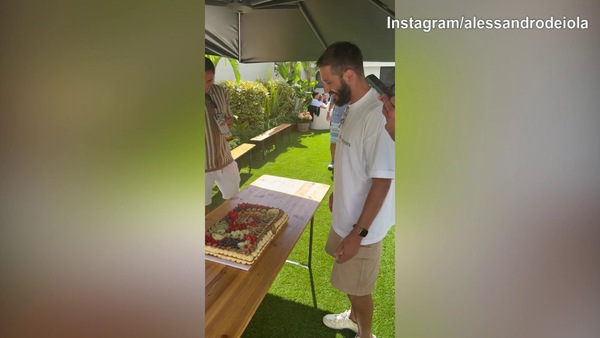 Cagliari, festa salvezza e addio di Pavoletti con una torta