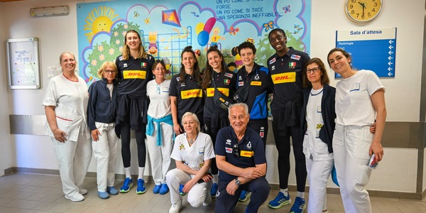 Le azzurre in visita al Gaslini di Genova