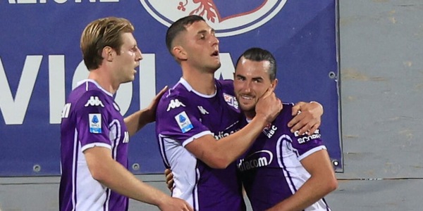 Fa tutto la Fiorentina: un autogol di Comuzzo risponde al vantaggio di Piccoli, finisce 1-1 al Franchi