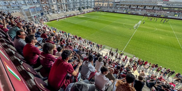 Torino, all'allenamento 1500 tifosi tra cori e contestazioni: per il derby tornano anche gli ultras