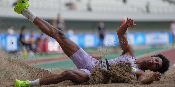 Mattia Furlani shock, scivola e poi esce in barella dopo un salto nella Diamond League: cos'è successo